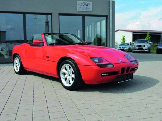 BMW Z1 s otvorenou strechou, červená